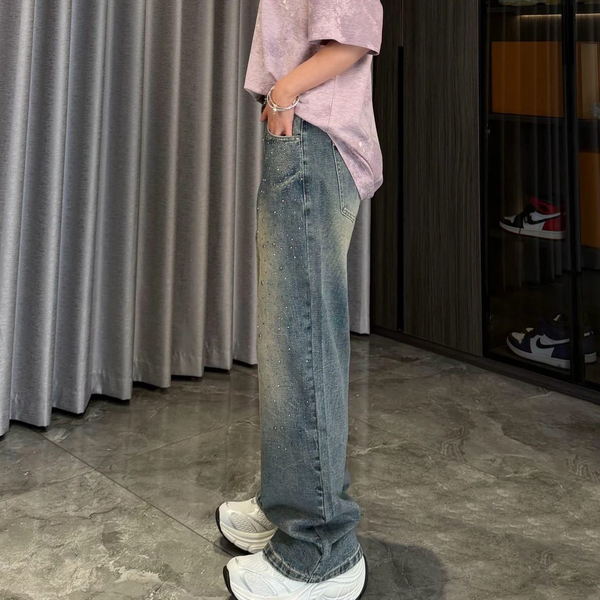 ヴィンテージ風ウォッシュ加工デニムパンツ：直筒デザインと高級感を実現する着こなしの基盤