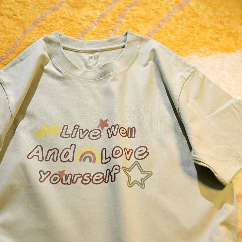生活を楽しむ方向けのカジュアルなロゴTシャツ：everyday i likeの日常スタイル実現