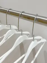 幅広肩設計のプラスチック製ハンガー【滑り止め機能・スーツ用・乾湿兼用】