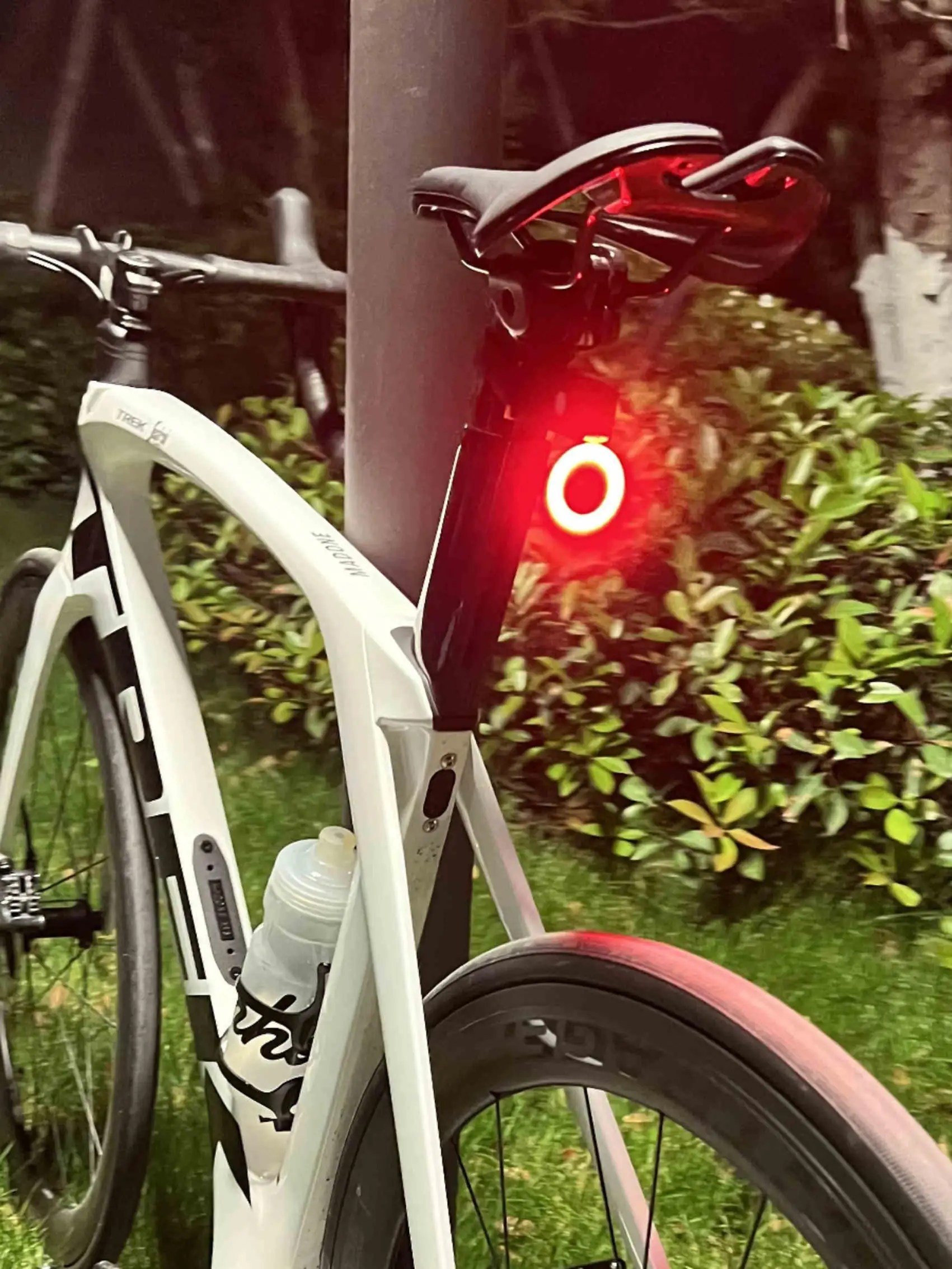 自転車  用尾灯ハート型：夜間走行の安全性と点灯モードの実用性を解説