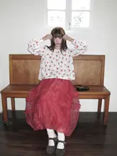 甘美なドット柄レッドレースキャミソールブラウス＆花柄ティアードスカート＆シャツ（セットアップ対応）
