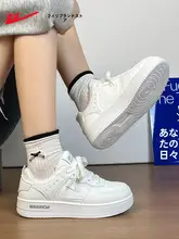ワインレッドカラーの女性用スニーカー【おしゃれで足を引き立てる・冬用】