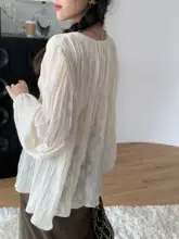 ロマンティックなデザインのランタンスリーブVネックシャツ【フラワープリント・ドローストリング付き】