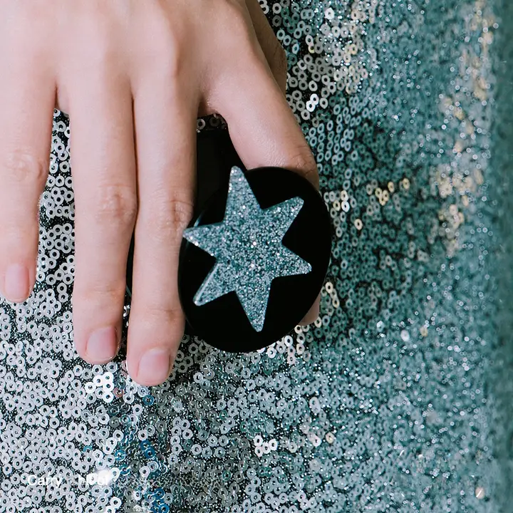 スマホスタンド マグネット式 MagSafe対応 卓上 携帯用 おしゃれ ハンズフリー 便利 「Ufology」