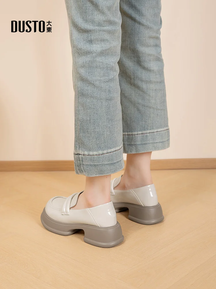 シンプルなデザインのフラットローファー：快適な中ヒールタイプで日常使いに最適