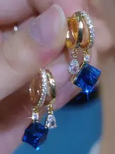 青いキューブ状クリスタルのイヤリング【気品あるデザイン・耳飾り・軽やかさ】