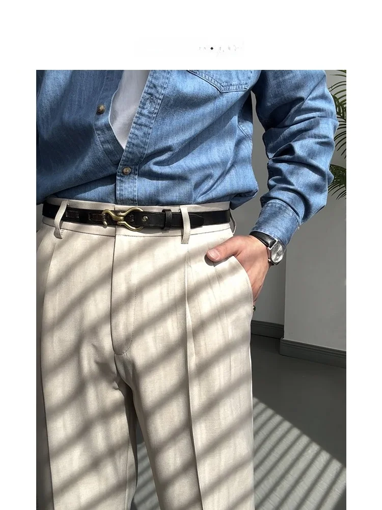 カーキパンツをどう選ぶ？通勤からレジャーまで使える「ノーアイロン」スタイルの選び方