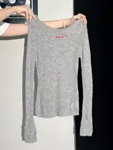 トレンドの長袖ニットTシャツ【プレミアムニット・刺繍デザイン・スリムフィット】