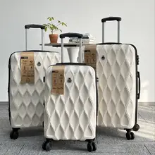 耐久性に優れたPC素材の旅行用スーツケース【男女兼用・キャスター付き・TSAロック】