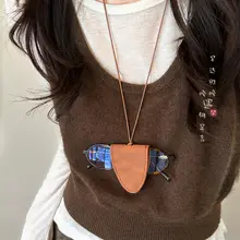 レオパード柄レザー製マグネット式メガネクリップネックレス【春夏向け・長めのストラップ・おしゃれアクセサリー】（セットアップ対応）