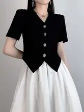 シンプルで洗練されたデザイン！黒のVネック半袖ブラウス【フィット感・カジュアル・夏用】