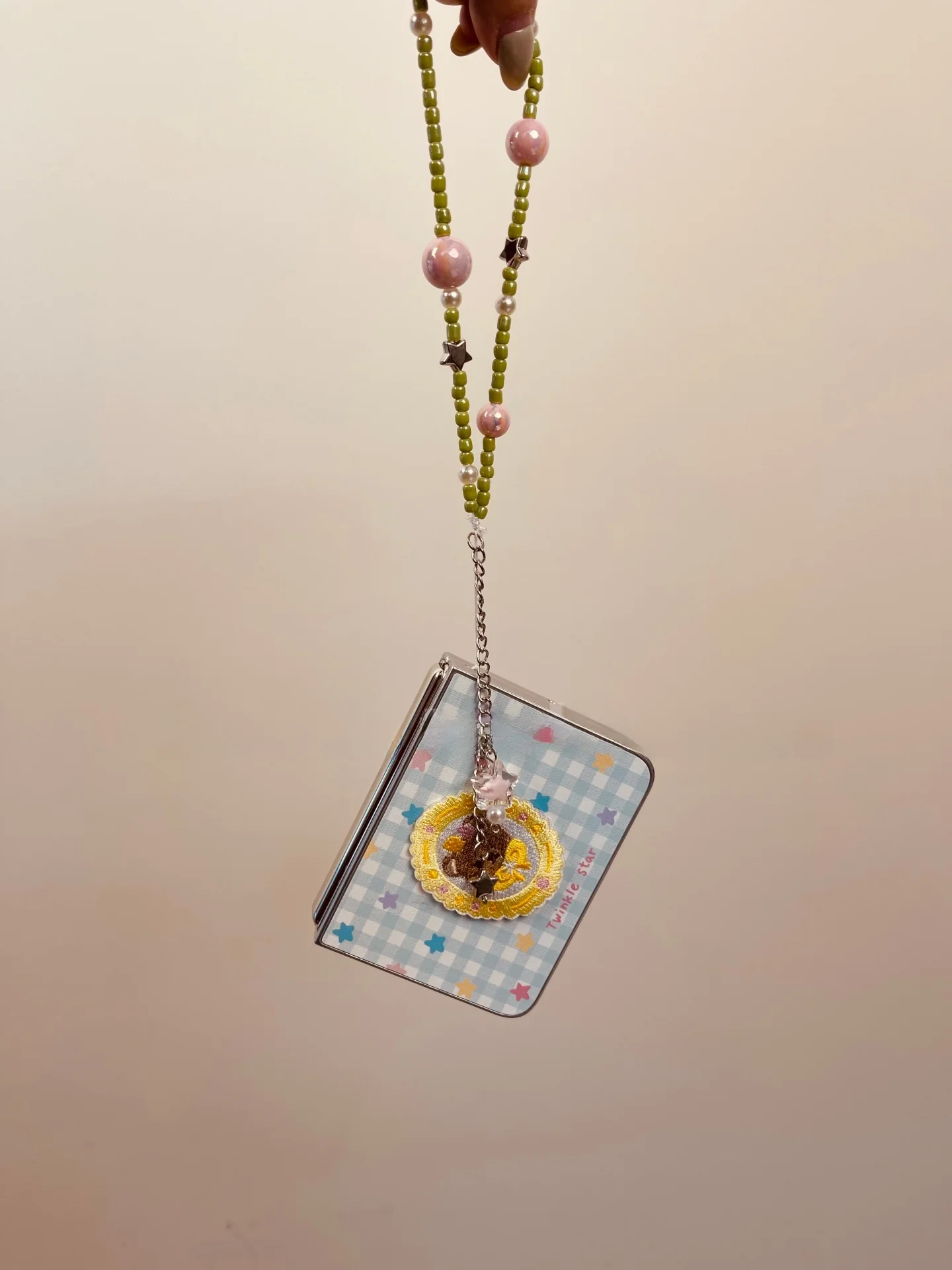 可愛い刺繍入りポケットケース：初期の携帯電話のデザインと現代スマホの違いを解説