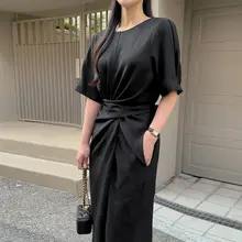 デザイン感のあるウエストマークバンド付きワンピース
