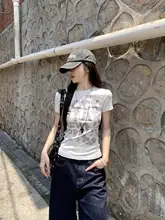 爽やかな印象の白色文字プリントラウンドネック半袖Tシャツ【夏用・シンプル・タイトフィット】
