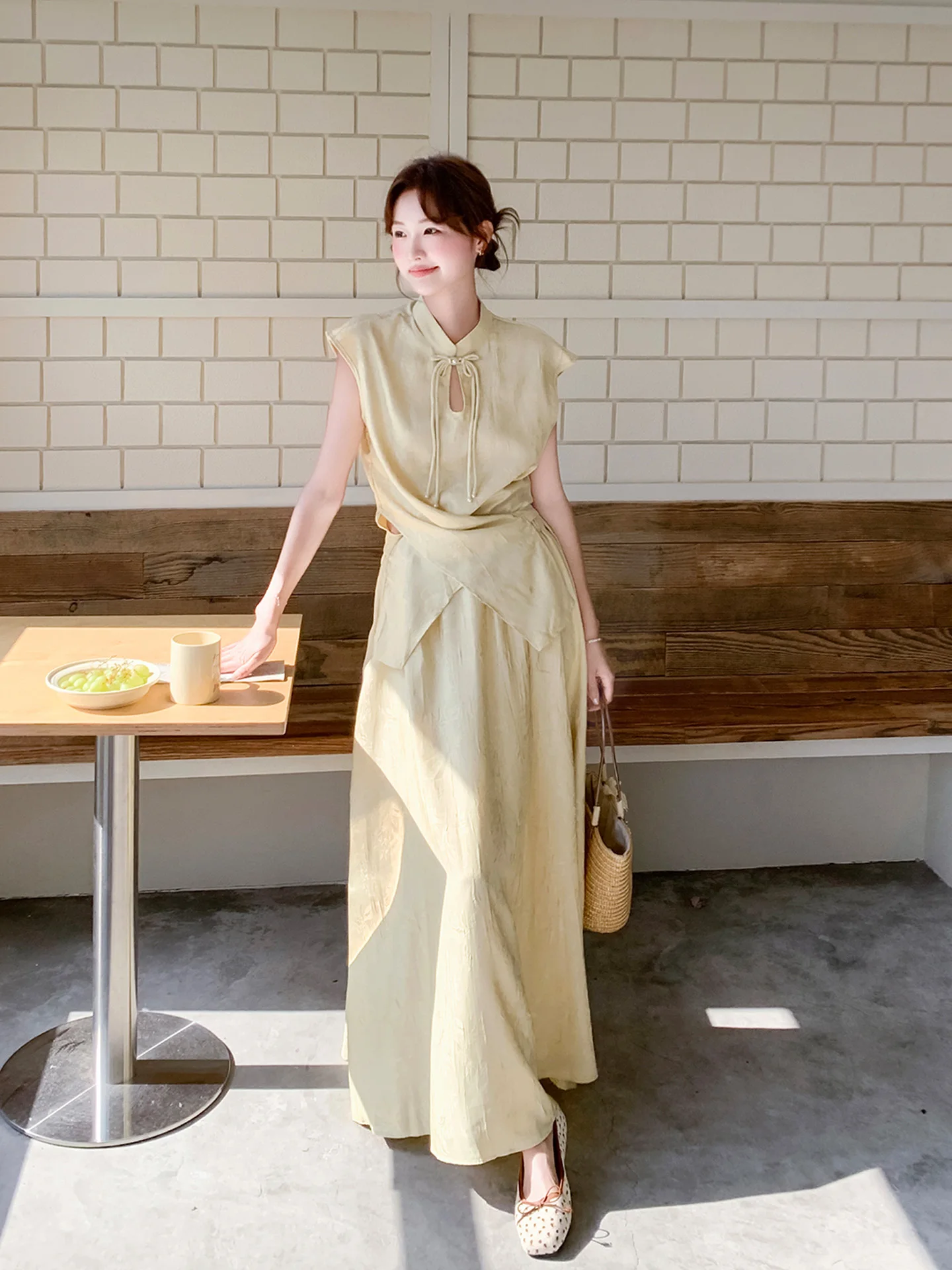 10月初めにぴったりの服は？黄色の中華風レーストップスとスカートが解決する夏の季節感