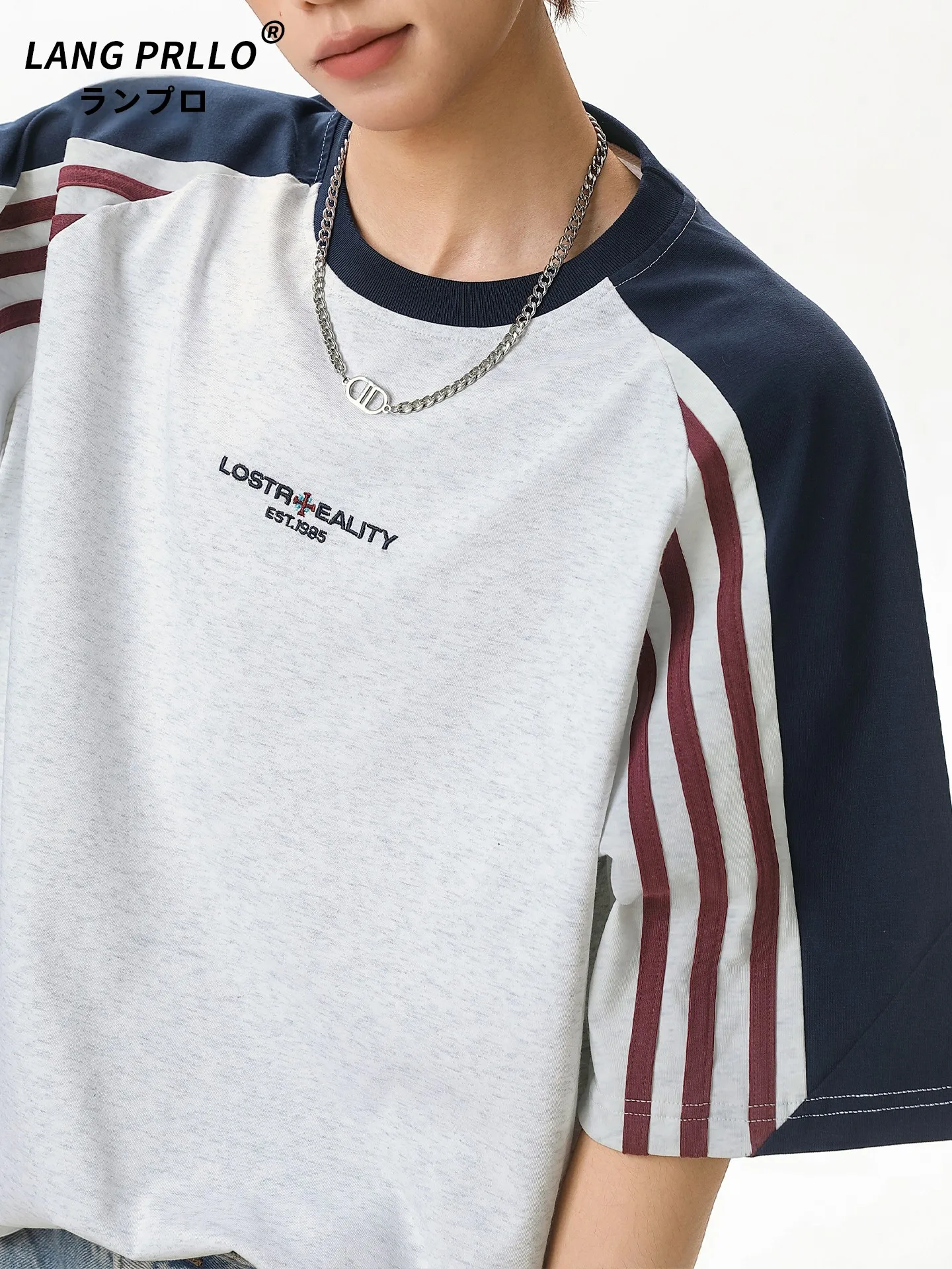 ストライプ柄 メンズTシャツはどう選ぶ？美式風の刺繍入りデザインが通勤からレジャーまで活躍する理由