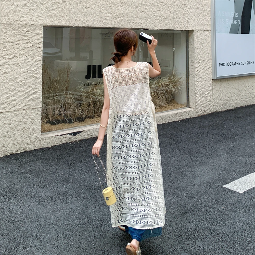23度の夏に着るべき服は、エレガントで軽いレースワンピースとデニムワイドパンツのセットアップ？