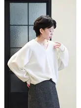 全山羊绒使用のVネックホワイトニットセーター【ゆったりシルエット・女性用・ラグジュアリー】