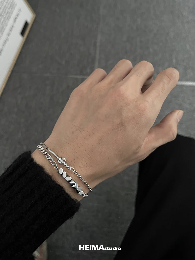 二重層ブレスレット：高級感のあるチタン合金で男性向けのシンプルスタイルを実現
