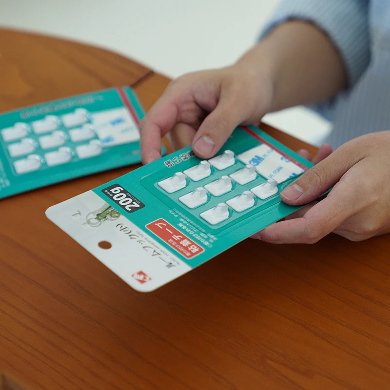 壁に貼るだけで完璧な整理？ミニ吊りフックの選び方と実際の使い方