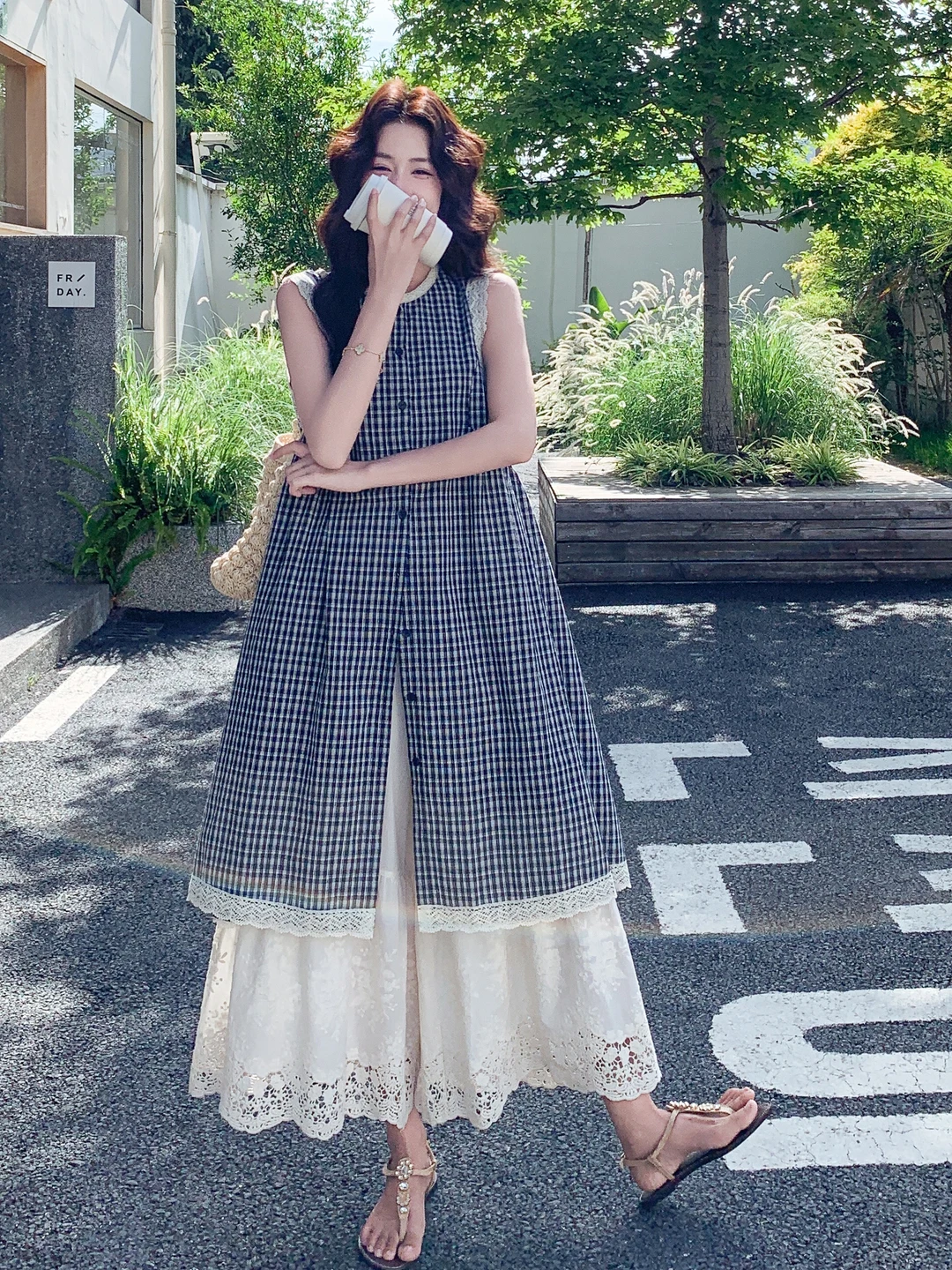 夏のブラウンコーデに最適な花柄ワイドパンツとタンクトップセットアップ