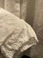 春夏向けの花柄刺繍入りコットン長袖シャツ【ゆったりとしたクルーネック・シングルボタンダウン】