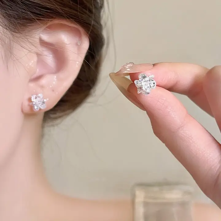 秋冬向けの小花デザインの耳釘【極上の柔らかさ・高級感・洗練された雰囲気】