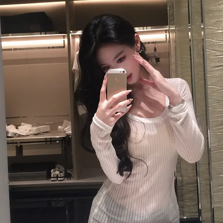 露背デザインの長袖Tシャツ【シンプルUネック・ホワイト・秋用】