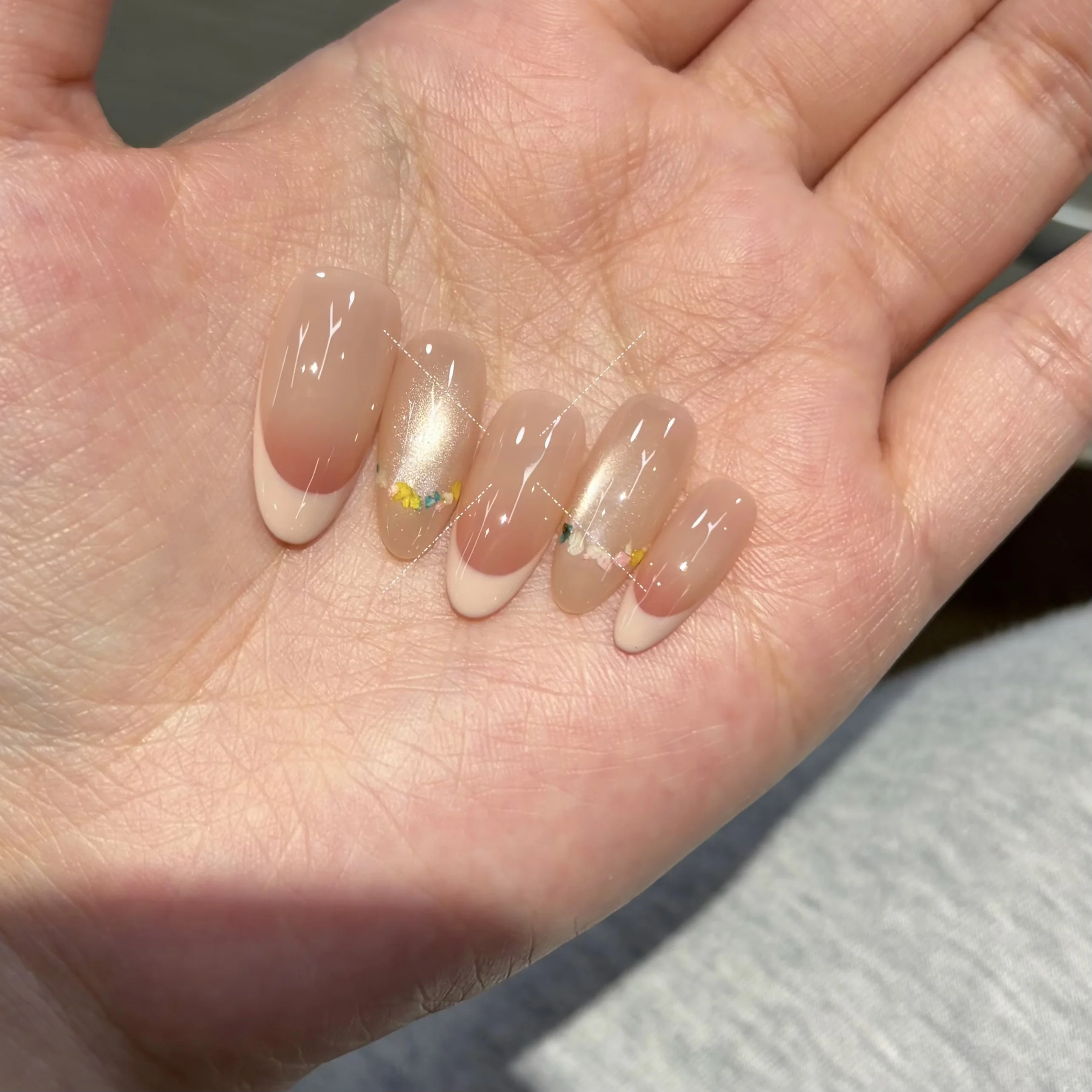 初夏のネイルにどんなデザインがおすすめ？ドライフラワーデザインが今、注目されている理由