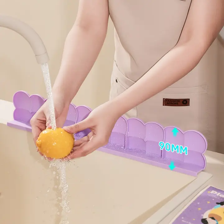 紫色のキッチン用水槽バリア【シンク周りの水はね防止・吸盤付き】