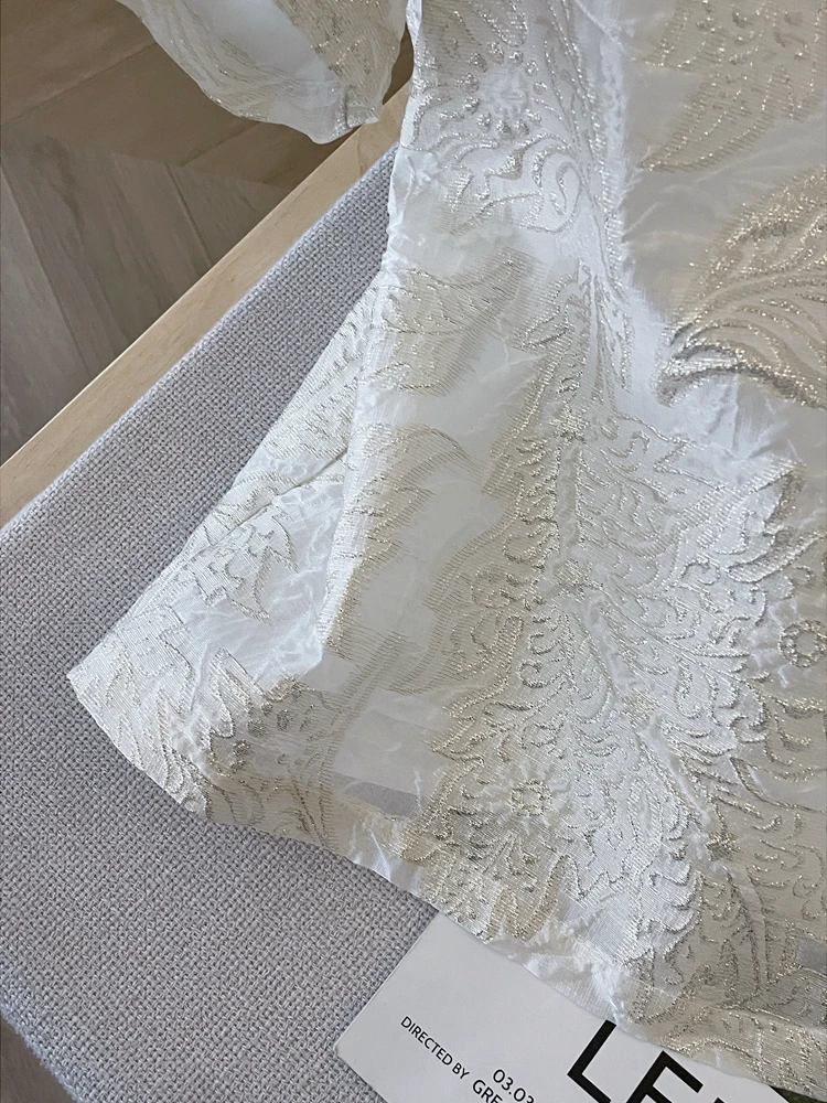 タンクトップ 刺繍のデザイン例と実用性を解説：拍帛莉の夏用レースブラウス