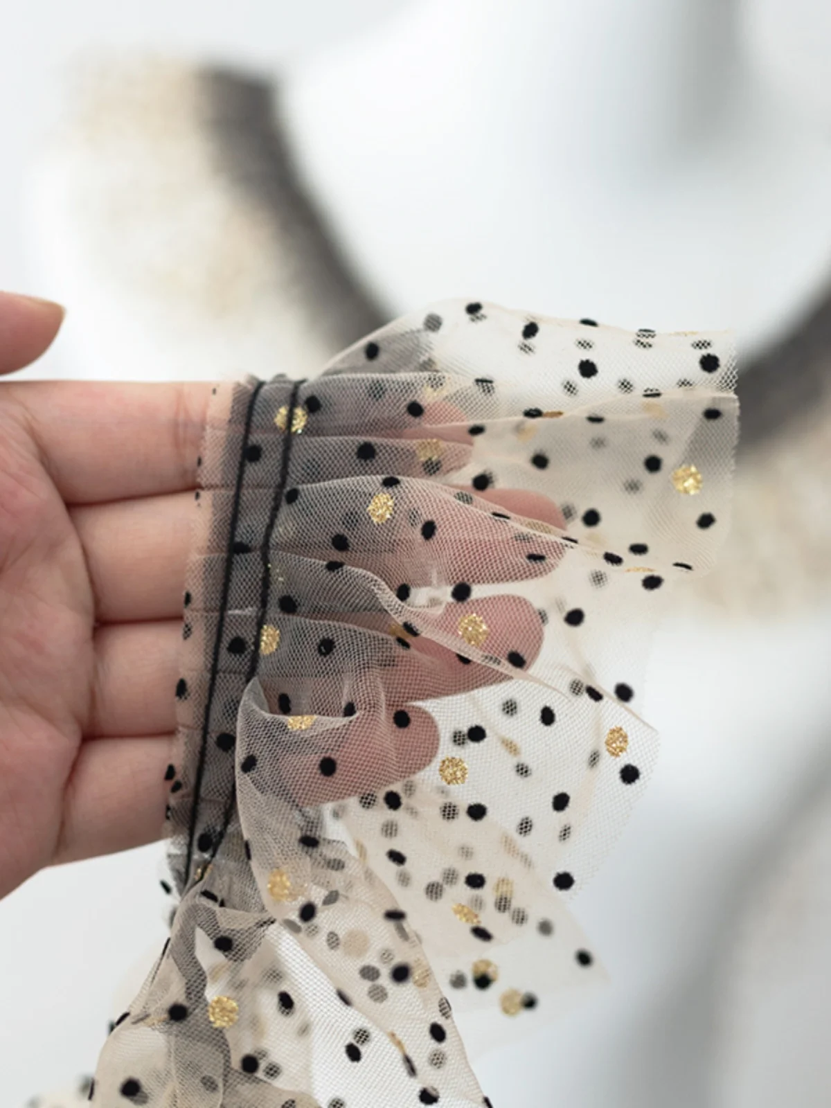 レース刺繍の柔らかさをどう選ぶ？DIYで心を癒すドット柄生地の選び方