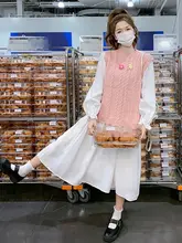 可愛らしいコーディネート！ピンクのニットベストとホワイトドレスの春秋ファッション（セットアップ対応）