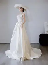 高級感のあるサテン仕立ての軽やかなウェディングドレス【華やか・新婦用・ノースリーブ】（セットアップ対応）