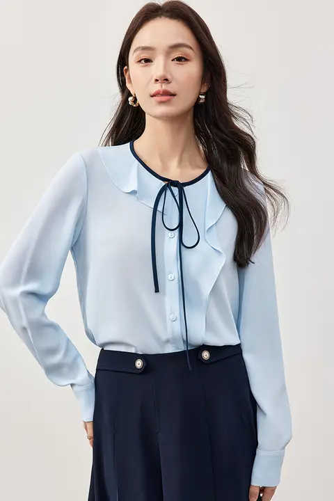 フリルヘムデザインのリボン付きラウンドネックシャツ【ブルー・流れるようなシルエット・ゆったりシフォン】