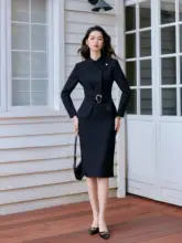 洗練された印象の黒いウエストシェイプジャケッ  トとスカート【立襟デザイン・女性用・ビジネススタイル】（セットアップ対応）