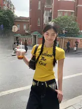 黄色の肩出し半袖Tシャツ【アメリカンスタイル・スリムフィット・プリント】