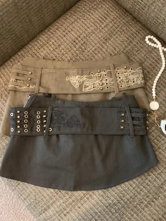 刺繍ボタン付きウエストベルトで腹見せを抑えるタイトスカートの着こなし法