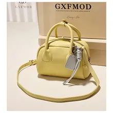 シンプルデザインの本革製ハンドバッグ【ショルダー付き・たっぷり収納】