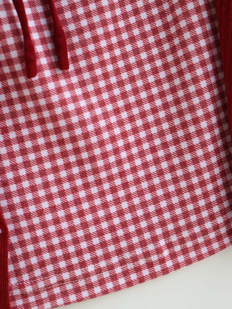 女性10度服装とは？通勤で肌に優しく、心も軽くなる「春のレーストリムチェックキャミソール」が今、注目されている理由