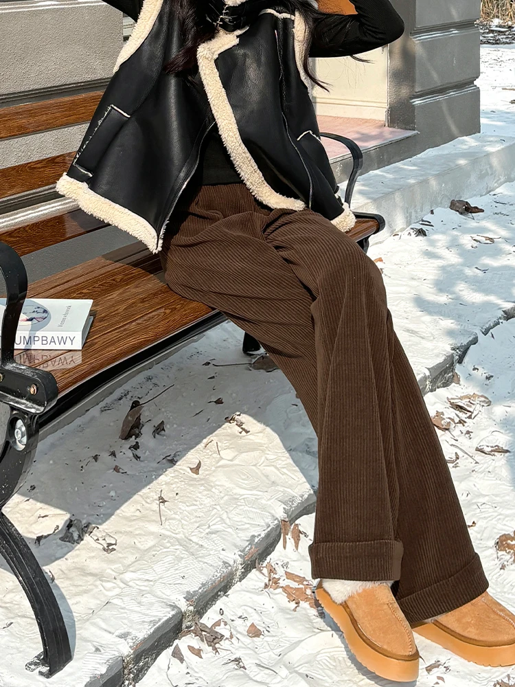 コーヒー色のコーデュロイワイドパンツ：高腰・ストレートで百搭な日常コーデの基盤
