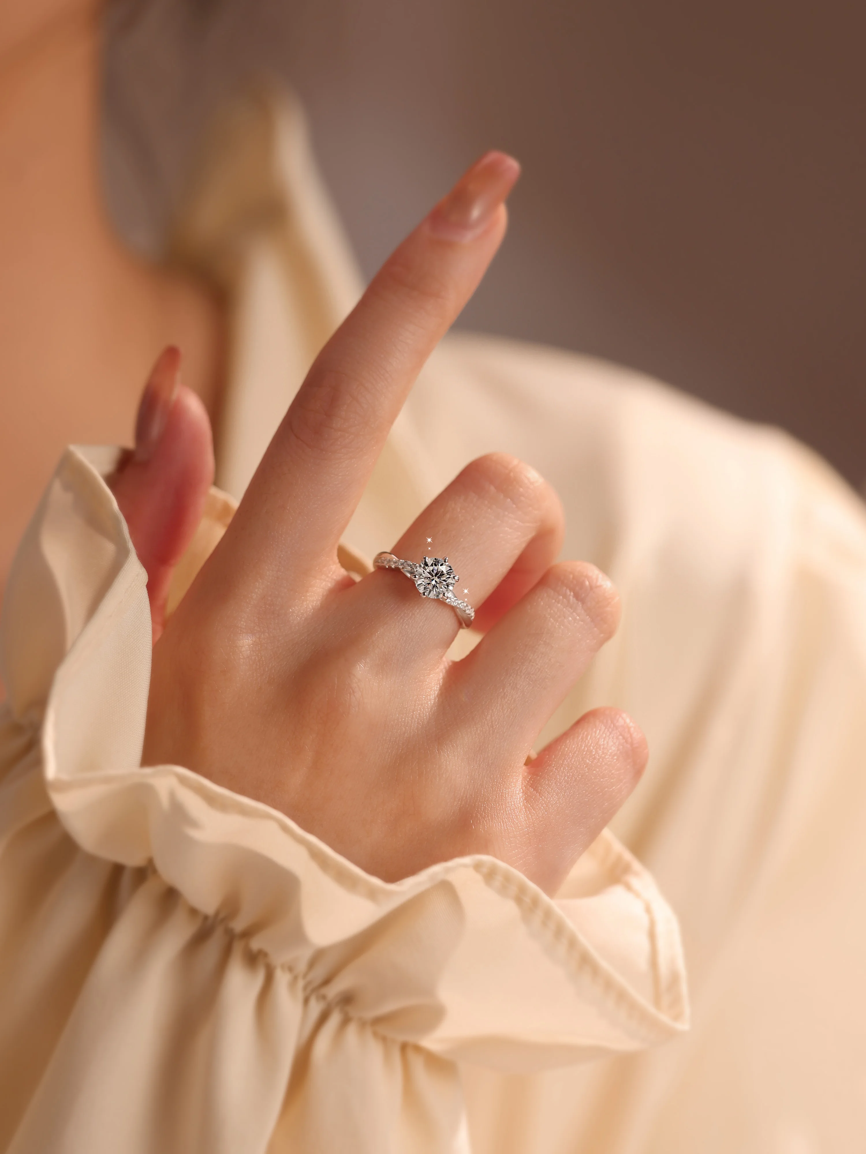 おしゃれな人が選ぶ 結婚指輪：秘藍のクラウンモアサナイトリングが提供する高級感と実用性