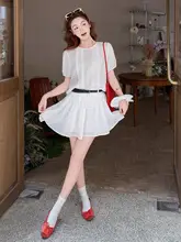 ホワイトドット柄パフスリーブトップスとミニスカートの夏用コーディネート（セットアップ対応）