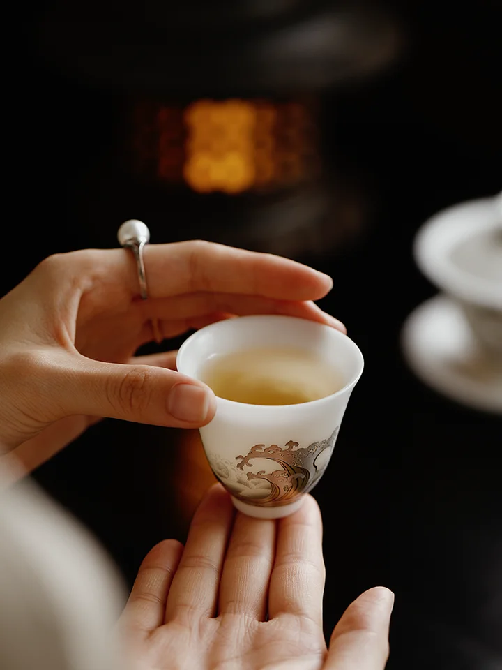 高級磁器製 観潮デザインの茶杯【金銀のアクセント・ギフトに最適】