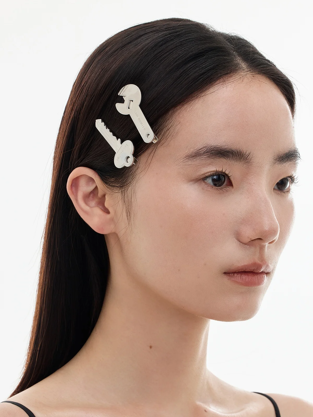 金属製ヘアクリップ ゴールド：高級感と耐久性を兼ね備えたシンプル通勤スタイルの選択肢