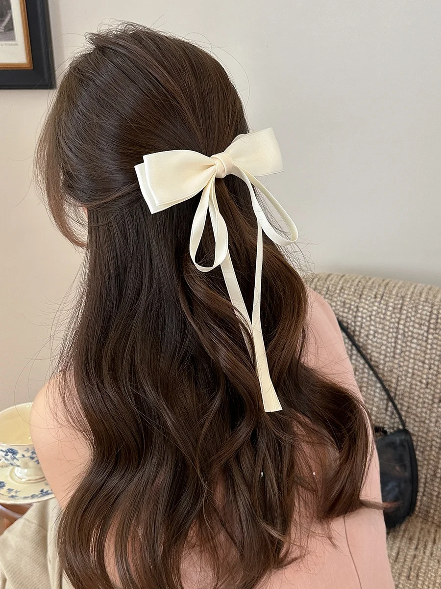 黒いリボン付きヘアクリップ：ゆるいポニーテールのシンプルな固定に最適なデザイン