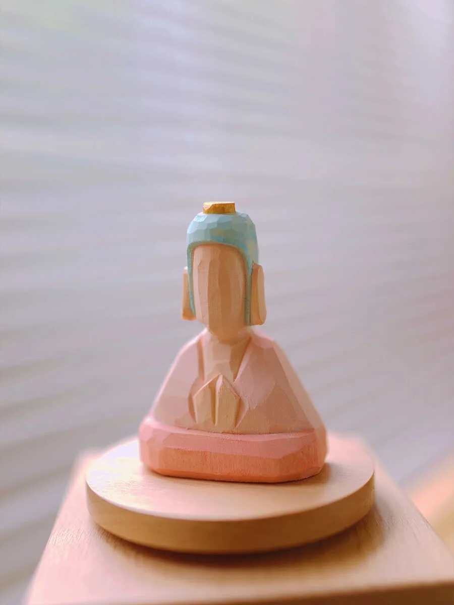 b6サイズの身近なものって何？実は冷蔵庫に貼る1つの小さな仏像が、毎日の暮らしを変える