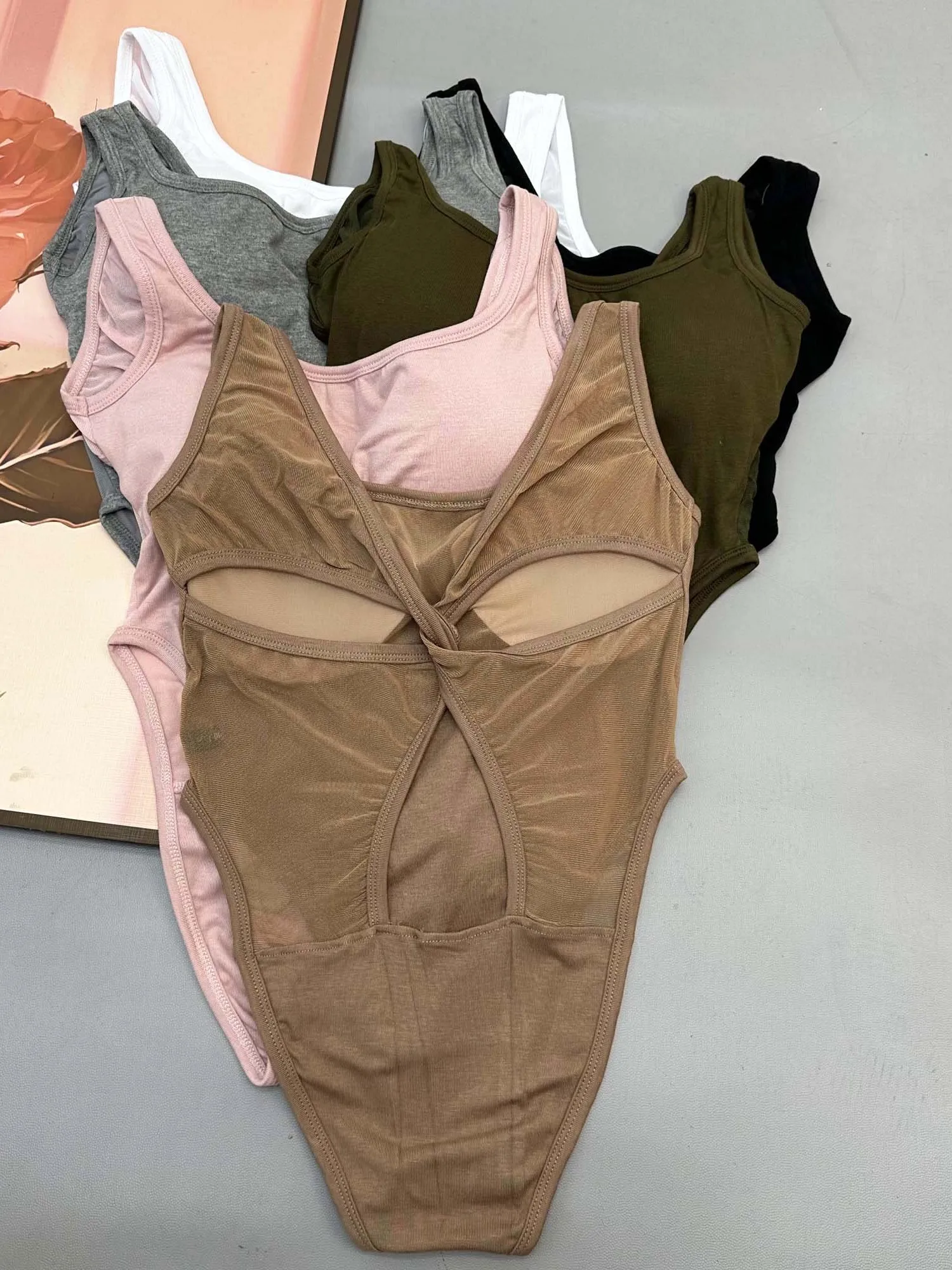 オーバーオール 巨乳に合うアイテムは？シンプルなコットン リブキャミソールが実は最強の選択肢