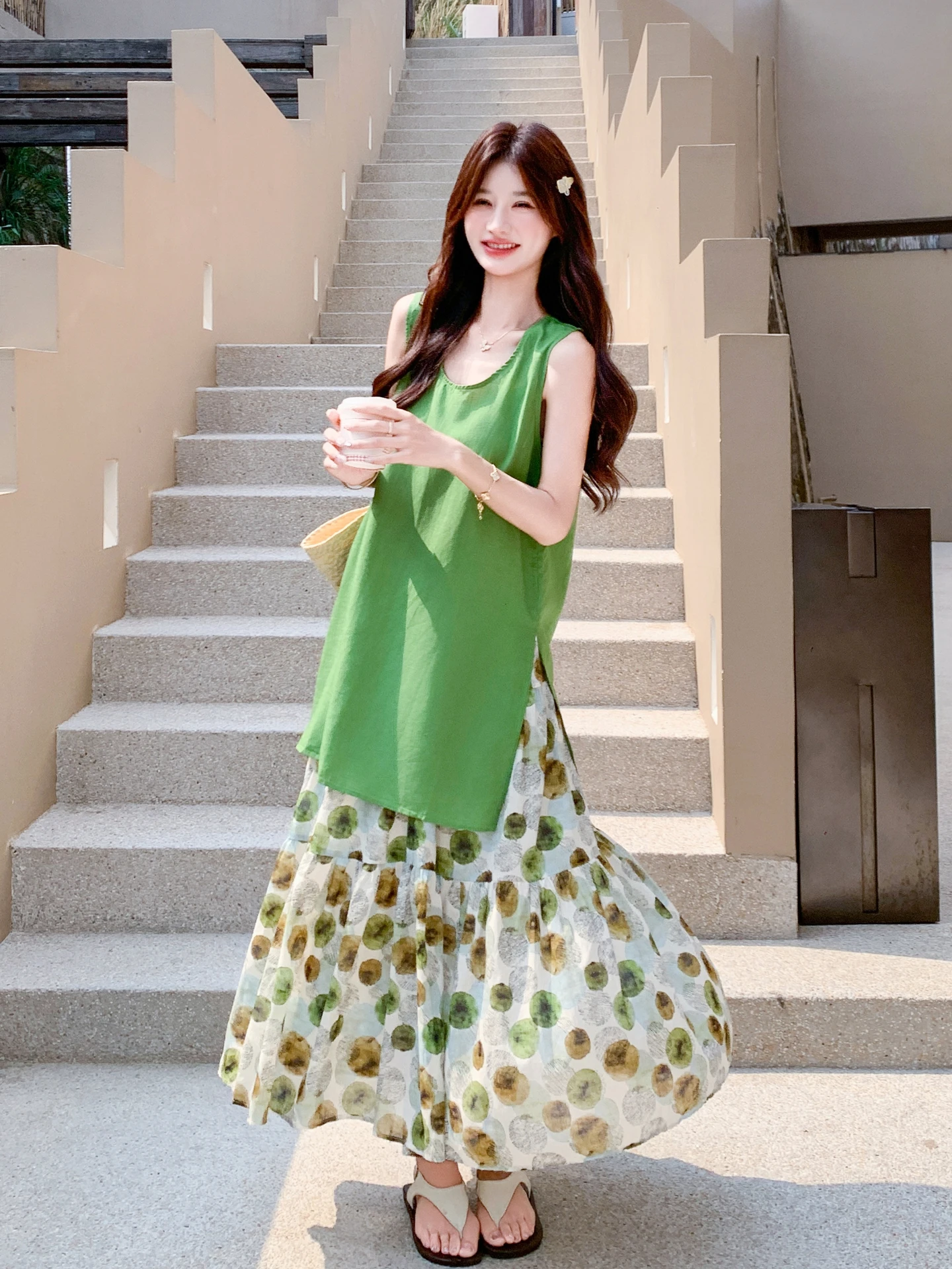 リゾート風フラワープリントセットアップで夏のコーデをシンプルに