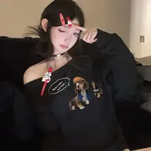 黒いダックスフントプリントのオフショルダースウェットシャツ【ゆったりシルエット・斜め肩デザイン・女性用】